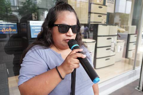 Andrea Olmos, quien perdió la visión, encontró en la música su ‘lugar seguro’ y fuente de ingresos para su familia en Guayaquil