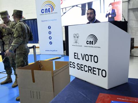 En cuatro países, más de 2.000 ecuatorianos migrantes no podrán votar por la consulta popular