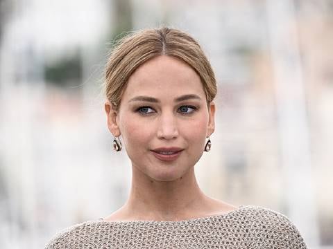 Jennifer Lawrence no quiere más tacones peligrosos en la alfombra roja: con chanclas negras llega a Cannes luciendo un espectacular vestido de raso rojo