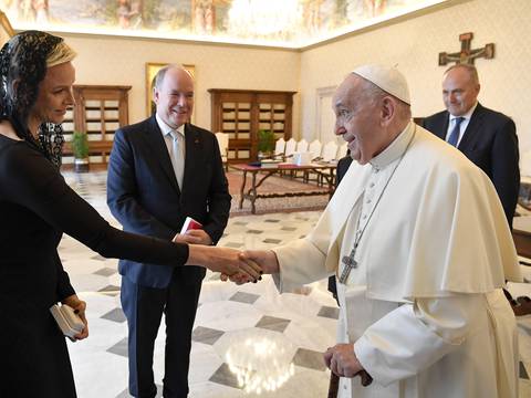 El papa Francisco recibió a Alberto y Charlene de Mónaco en el Vaticano
