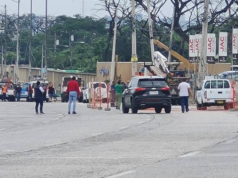Cierran tramo de avenida Juan Tanca Marengo: varios postes  cayeron sobre vehículos afuera de un plantel