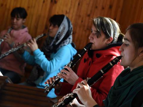 Gobierno talibán quema instrumentos musicales en Afganistán por ir contra la ley islámica