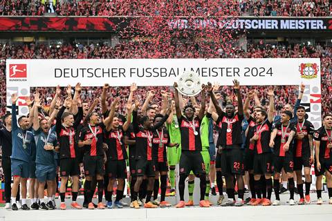 ¡Piero Hincapié y el Bayer Leverkusen, históricos de la Bundesliga! vencieron 2-1 al Augsburgo y cierran la campaña como invictos en Alemania