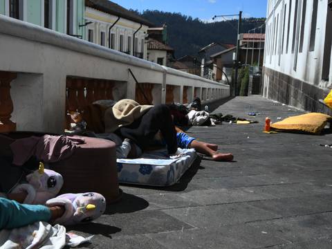 Olor a orina, botellas de licor e indigentes se han tomado el frente de lo que fue el hospital psiquiátrico San Lázaro, en el centro histórico de Quito