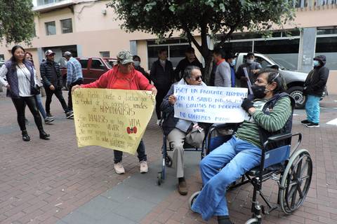 En Ambato, pacientes renales piden pago de deudas a clínicas que les ofrecen servicio de diálisis