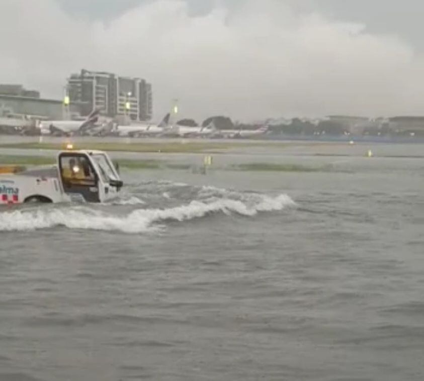 Una zona del aeropuerto de Guayaquil se inundó por la lluvia, pero la pista sigue operativa