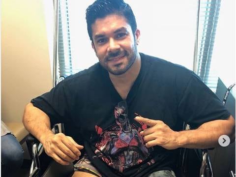 Jerry Rivera muestra en redes su rodilla operada