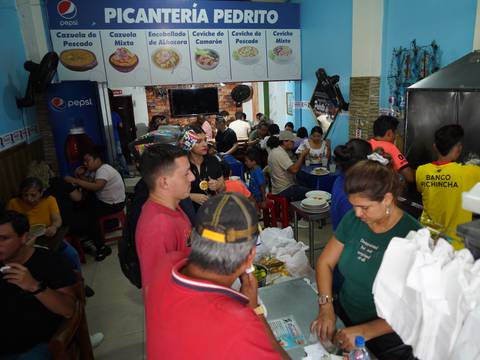 Sin cortes de luz, negocios de comida del centro de Guayaquil abrieron este domingo con la esperanza de recuperar algo de lo perdido por los racionamientos