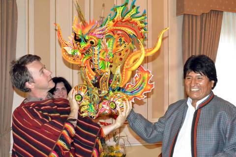 El actor Edward Norton disfruta del carnaval en Bolivia y visita a Evo Morales