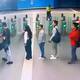 Una mujer saltó la fila e ingresó a la fuerza por los validadores de una estación del Metro de Quito
