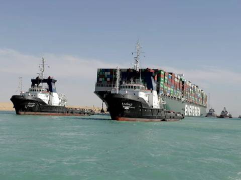 Presidente egipcio visita canal de Suez y promete equipos para evitar un nuevo bloqueo