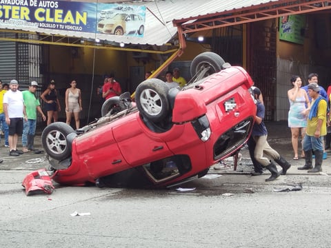 Auto se impactó contra una lavadora de carros y dejó dos heridos en el norte de Guayaquil