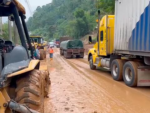 Por deslizamiento de tierra, tramo de la vía Alóag-Santo Domingo está parcialmente habilitado al tránsito vehicular 