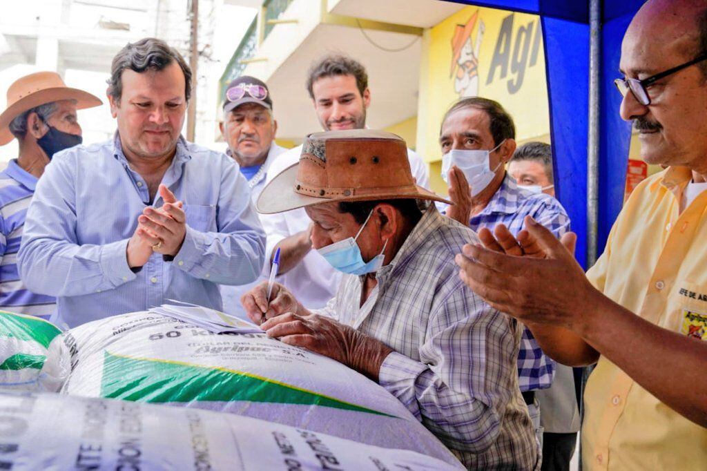 En Daule, el MAG inició la entrega de la urea con subvención del 50 % de su costo comercial  