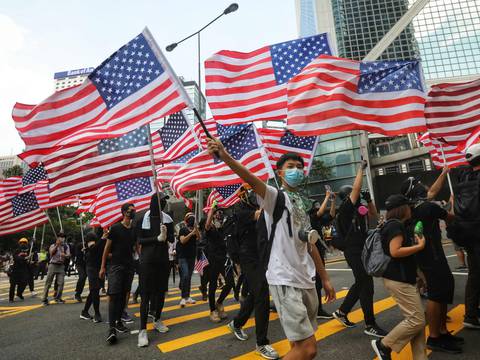 Con banderas de EE.UU. protestan en Hong Kong