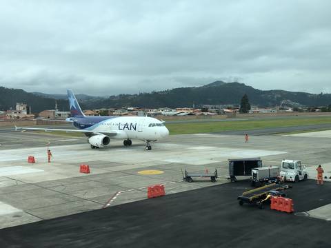 Por error en aeropuerto de Cuenca, vuelo de Latam no pudo aterrizar y tuvo que retornar a Quito
