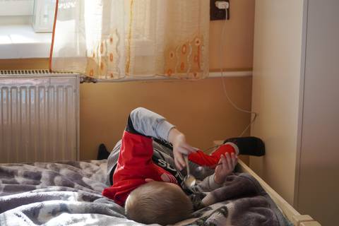 Niños atados y adultos desnutridos en cunas: Estas son las pésimas condiciones en las que las personas con parálisis cerebral viven sus días en orfanatos de Ucrania