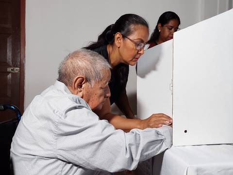 Pese a lluvia y cortes de energía, jornada de voto en casa se desarrolla con normalidad en Guayaquil