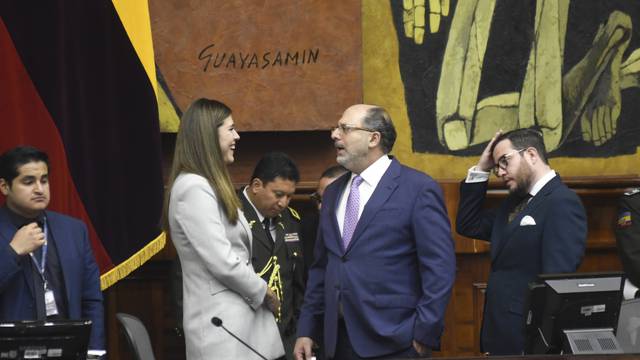 Un ‘canje legislativo’ se estaría fraguando para conformar comisión ocasional que tramite las reformas de la consulta popular a cambio de bajarle el tono a las sanciones contra la asambleísta Pamela Aguirre