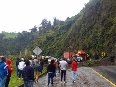 Deslave en la vía Alóag-Santo Domingo arrastró un vehículo y dejó inhabilitado el tránsito