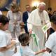 El papa Francisco recibió a tres familias afganas que huyeron de Kabul