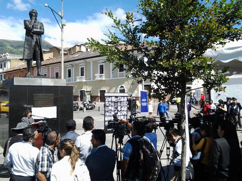 Los periodistas tienen desde hoy su plaza al pie de la estatua de Eugenio Espejo