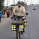 Sergio Gómez usa la bicicleta en Guayaquil en su lucha antidiabetes 