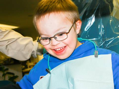 Llevar al odontólogo a un niño con síndrome de Down, ¿qué necesita saber la familia?