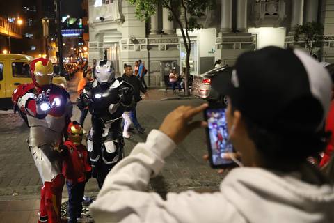 Ciudadanos con disfraces pasean en el centro de Guayaquil durante noche de Halloween