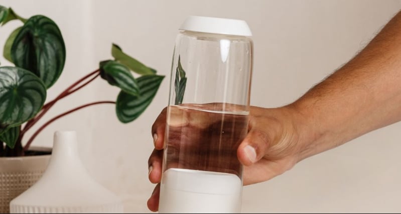 This is the innovative technology that turns water into an anti-aging elixir: fill the bottle, push a button, and that’s it |  Health |  magazine