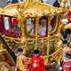 ¿Cuánto costó la ostentosa coronación del rey Carlos III? Carruajes de oro, corona de terciopelo y decoraciones de lujo deslumbraron en la abadía de Westminster