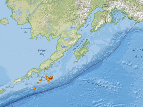 Fuerte terremoto sacude Alaska y causa alerta de tsunami