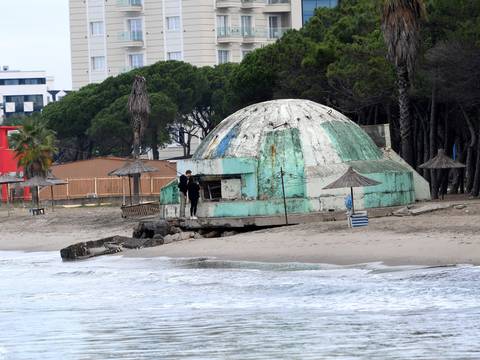 Búnkeres albaneses, diseñados para ataques nucleares, ceden ante el aumento del nivel del mar