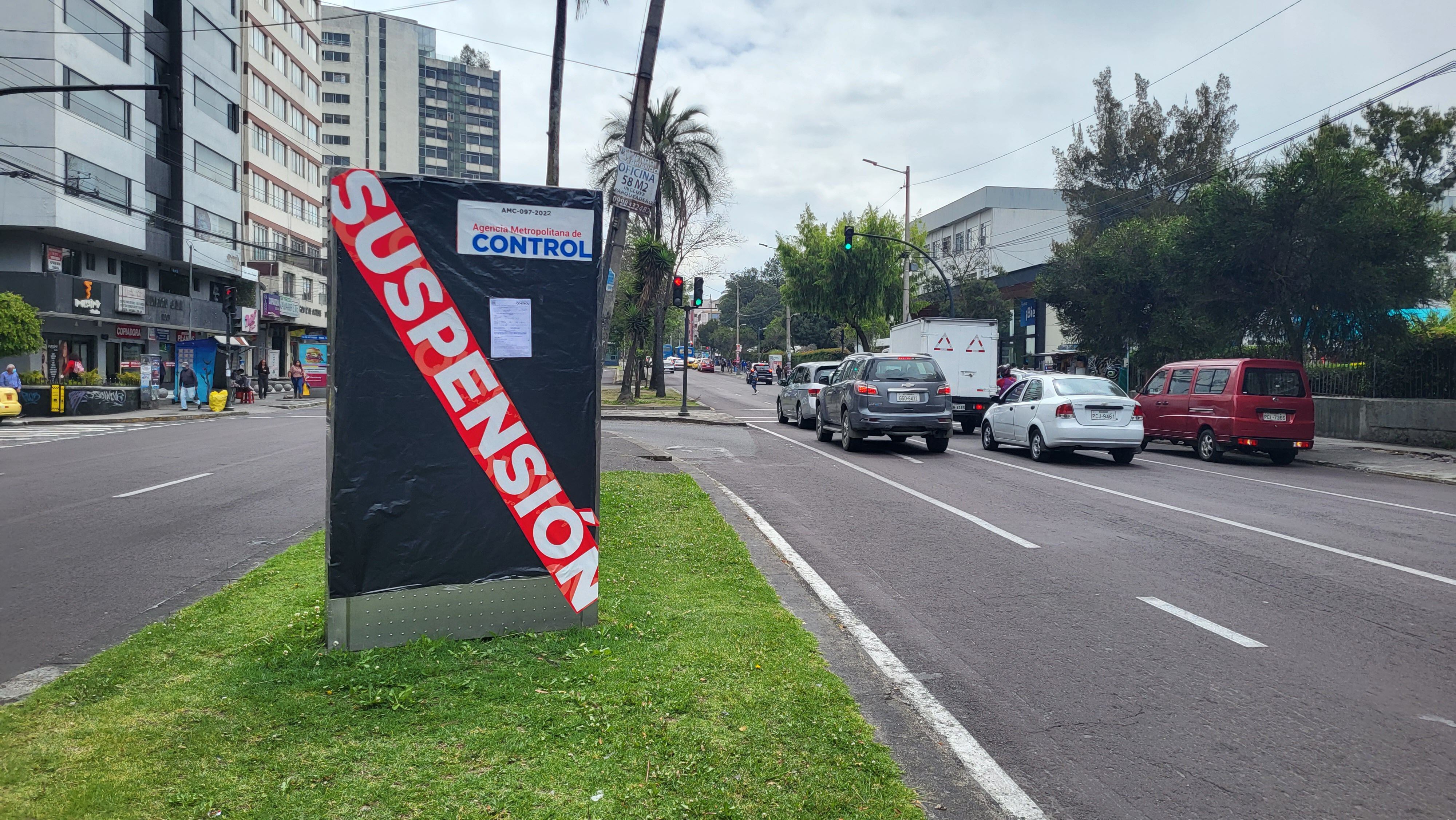 Conflicto entre Municipio de Quito y empresa Sarmiento se traslada de las paradas a rótulos publicitarios de la ciudad