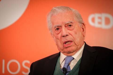 Mario Vargas Llosa se recupera del COVID-19 y sale del hospital
