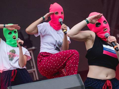 Grupo Pussy Riot lanza nuevo video musical, donde imagina a policías amigables con los manifestantes