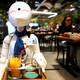 Un café de Tokio atiende con robots que son manejados a larga distancia