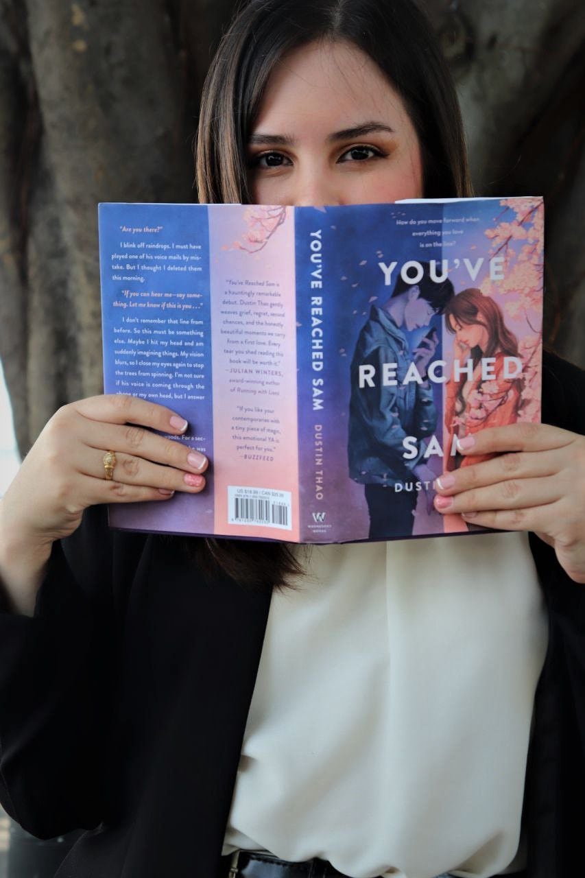 Librería Internacional on Instagram: 💘 Enamórese con un ramo de libros 📚  Dos libros que nos muestran las complejidades del amor y las relaciones,  pero que también incluyen valiosas lecciones sobre intimidad