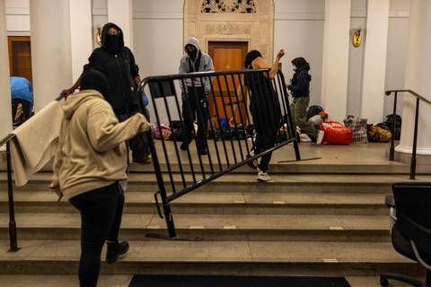 Estudiantes y activistas ocupan un edificio de la Universidad de Columbia, en protesta propalestina
