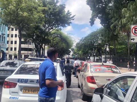 Taxirrutas informales solicitan legalización para trabajar en centro de Guayaquil