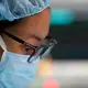 ¿Por qué las mujeres tienen más probabilidades de morir cuando son operadas por cirujanos hombres?
