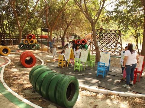 Isla Santay estrena parque ecológico construido con 500 neumáticos reciclados 