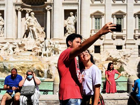 Los turistas priorizan las selfis a las mascarillas en la Fontana di Trevi en Roma