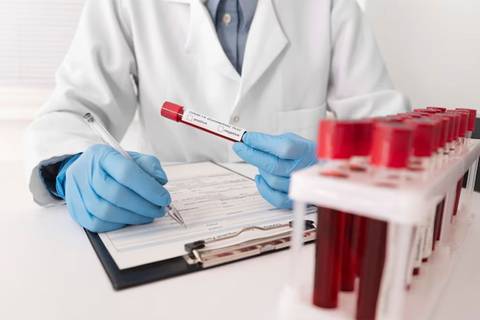 Afectados por transfusiones de sangre contaminada de hepatitis C y VIH  en Reino Unido reciben compensación económica