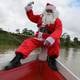 En la Amazonía de Brasil, un Papá Noel distribuye regalos en lancha