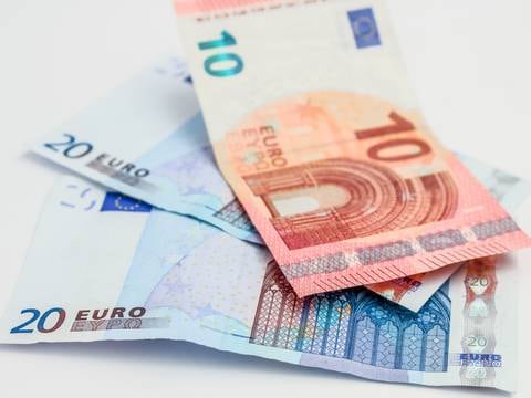 El euro cae por la fortaleza del dólar ante la aversión al riesgo