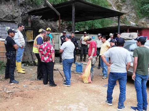 Se prolonga rescate de minero que murió atrapado entre rocas y tierra en Zaruma