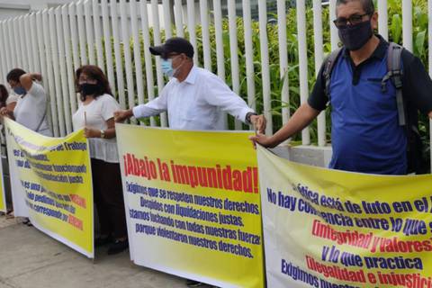 Profesores que fueron despedidos al inicio de la pandemia de plantel en Samborondón reclaman indemnizaciones afuera de Unidad Judicial