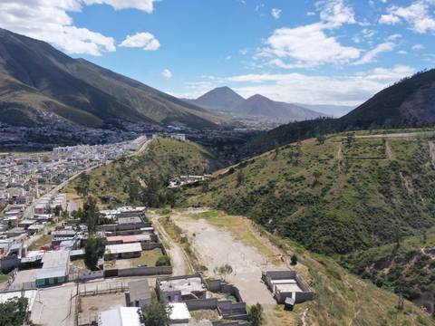 ‘Tenemos agua hasta las 09:00, máximo, de ahí nos cortan y regresa a las diez, once, doce de la noche’, espera por obra de agua potable se acerca a los cinco años en San Juan Calderón de Quito