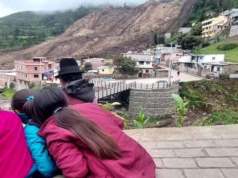 La familia Ruiz Morocho trataba de huir en su camioneta cuando el cerro de Alausí les cayó encima  